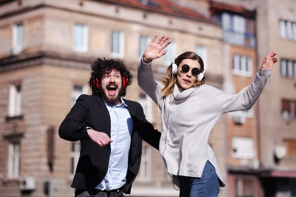 Jóvenes Colegas Negocios Bailando Juntos Con Auriculares Después Del Trabajo —  Fotos de Stock