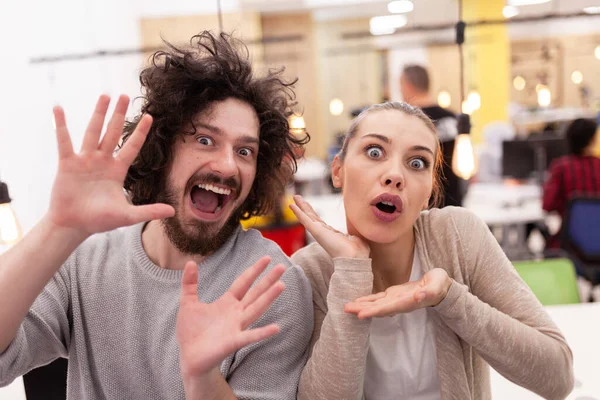 Colegas Amigáveis Brincando Moderno Espaço Escritório Coworking Encantador Casal Fazendo — Fotografia de Stock