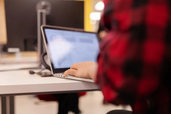 Egy Lány Laptopon Dolgozik Egy Irodában Absztrakt Képernyő Középpontban Kezek — Stock Fotó