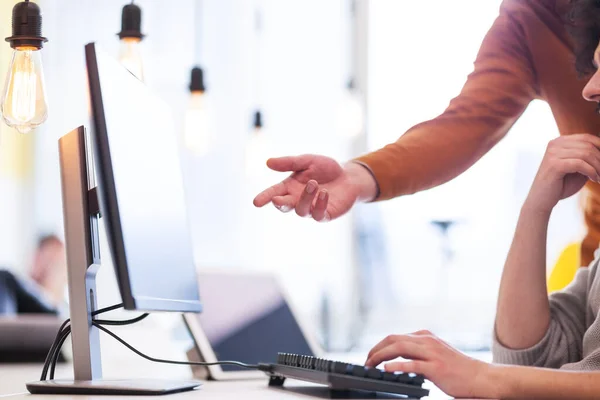 Les Gens Affaires Ont Une Conversation Dans Espace Bureau Coworking Images De Stock Libres De Droits