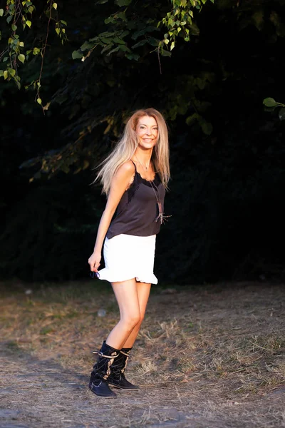 Sexy Blondes Mädchen Kurzem Kleid Und Stiefeln Posiert Freien — Stockfoto