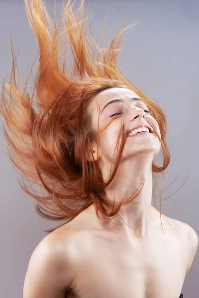 美しい濃い焦げオレンジ風の髪の女の子笑顔 灰色の背景に幸せな顔の表現を持つスタジオの肖像画 — ストック写真