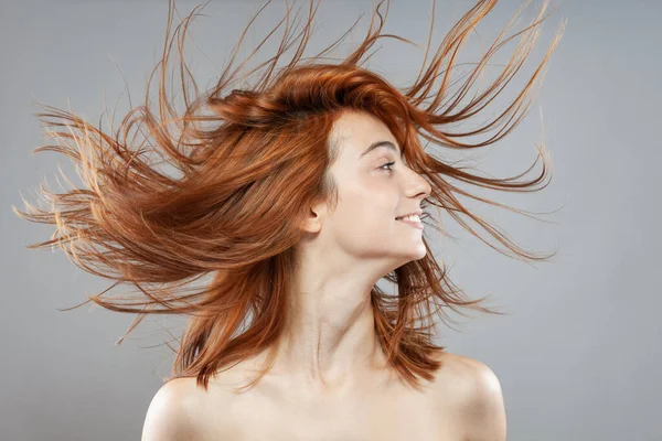 Vacker Mörk Bränd Orange Blåsig Hår Flicka Ler Studio Porträtt — Stockfoto