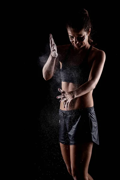 キックボクサーカールとともにマグネシウム粉末上の彼女の手パンチングとともにほこり見える — ストック写真