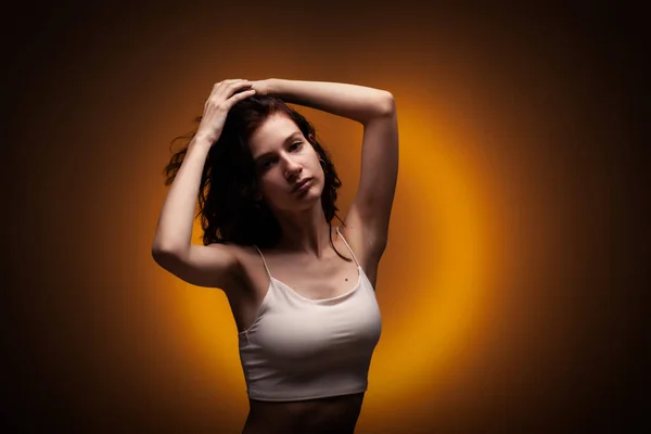 Krásné Dospívající Dívka Studio Portrét Neon Oranžové Barevné Pozadí — Stock fotografie