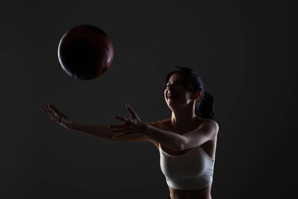 Дівчина Підліток Баскетболом Бічний Освітлений Портрет Студії Темному Фоні — стокове фото
