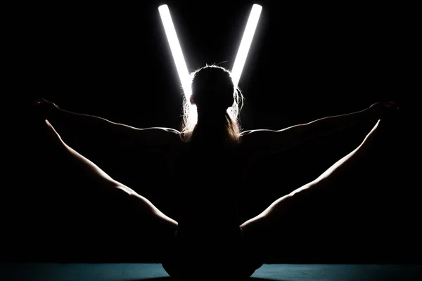 Yoga Pozu Veren Zinde Bir Kadın Siluet Kız Stüdyoda Siyah — Stok fotoğraf