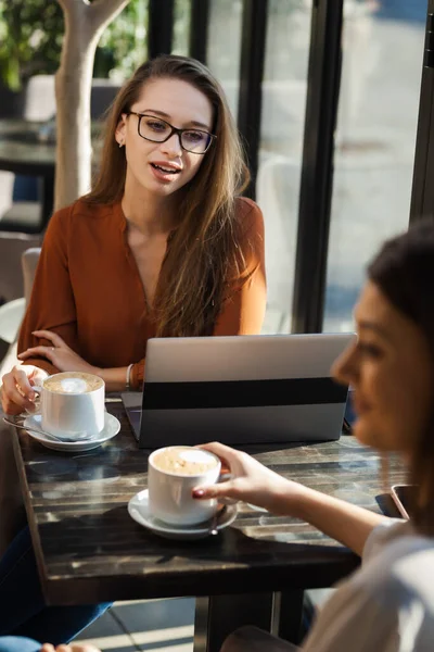 Dos Mujeres Negocios Jóvenes Café Teniendo Una Una Reunión Amigos — Foto de Stock