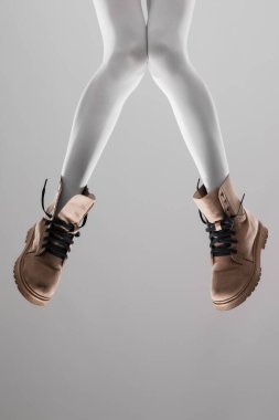 Beyaz taytlı ve su geçirmez botlu seksi kadın bacakları..