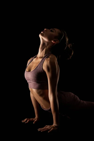 Mujer Forma Practicando Yoga Posa Lado Iluminado Media Silueta Chica —  Fotos de Stock