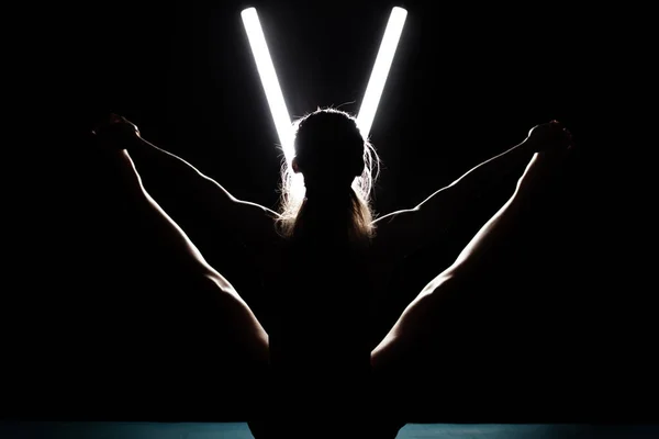 Yoga Pozu Veren Zinde Bir Kadın Siluet Kız Stüdyoda Siyah — Stok fotoğraf