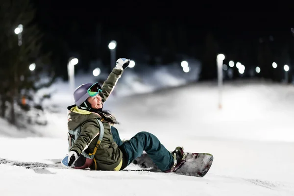 Menina Snowboarder Posando Encostas Esqui Noturno Resort Inverno — Fotografia de Stock