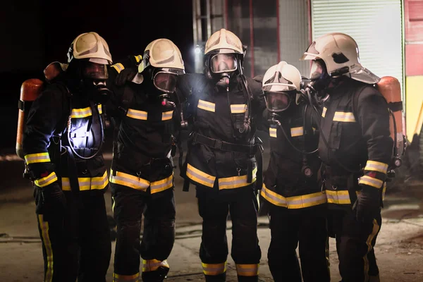 Grupa Zawodowych Strażaków Pozowanie Strażacy Mundurach Kaskach Ochronnych Maskach Tlenowych — Zdjęcie stockowe