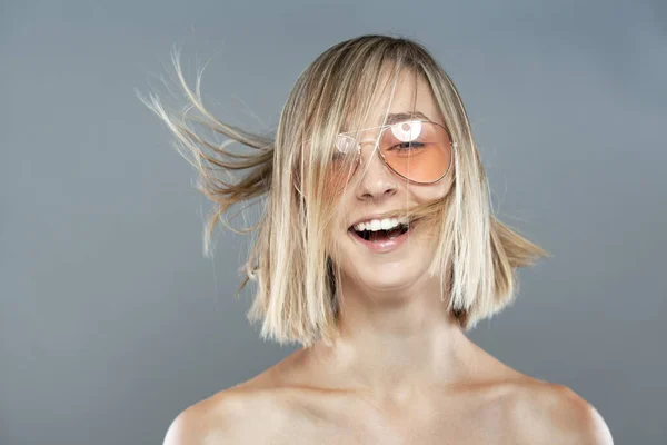 美しい女の子のファッションの肖像画 メガネと波状の髪 — ストック写真
