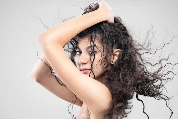 Menina Morena Bonita Com Cabelo Longo Molhado Retrato Estúdio Expressão — Fotografia de Stock