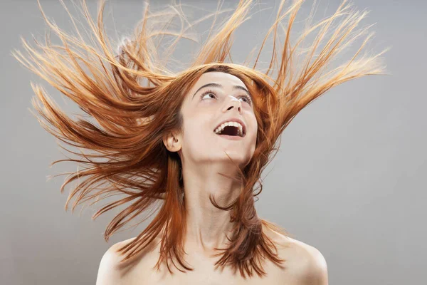 Linda Menina Cabelo Queimado Laranja Escuro Ventoso Sorrindo Retrato Estúdio — Fotografia de Stock