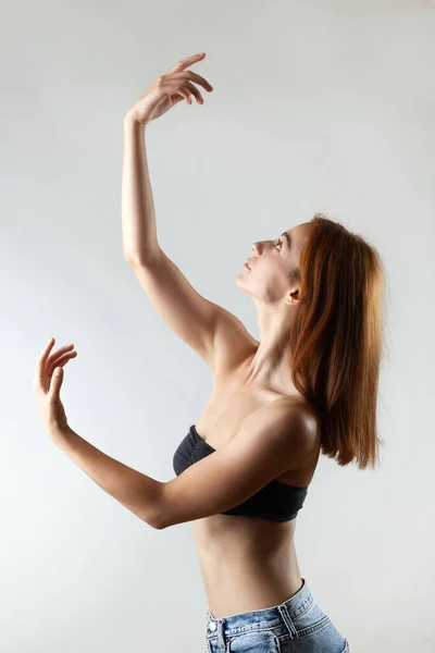 Mooi Meisje Met Verbrand Oranje Haar Stretching Het Maken Van — Stockfoto