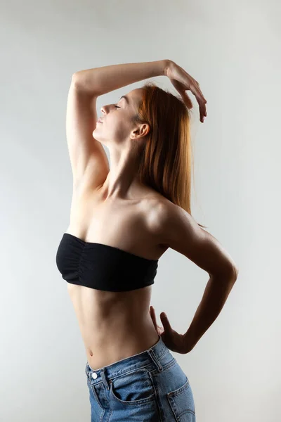 Bella Ragazza Con Capelli Arancioni Bruciati Che Estende Posa Balletto — Foto Stock