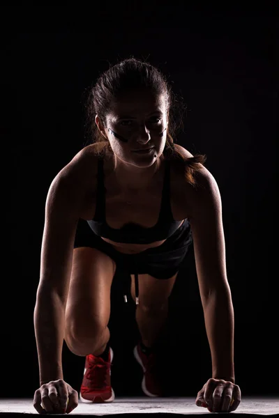 Lado Iluminado Silueta Ajuste Chica Carrera Inicio Posición Contra Fondo —  Fotos de Stock