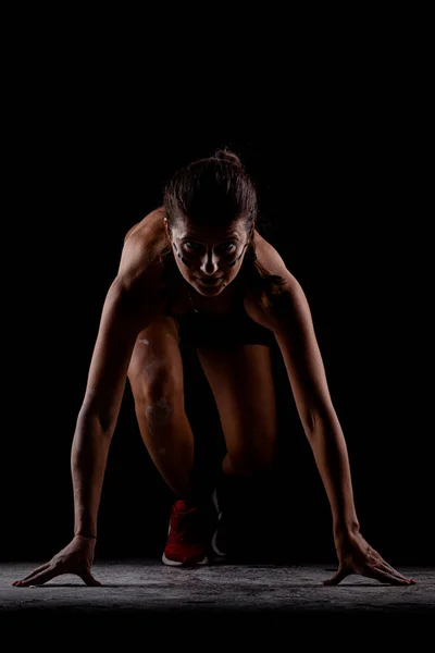 Lado Iluminado Silueta Ajuste Chica Carrera Inicio Posición Contra Fondo — Foto de Stock