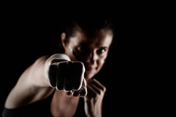 Kickboxer Kirl Med Magnesiumpulver Händerna Stansning Med Damm Synliga — Stockfoto
