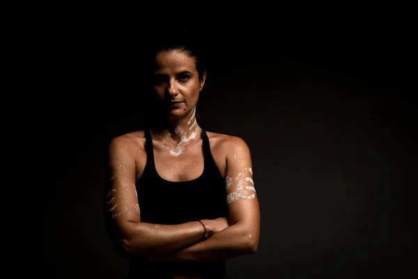 スポーツブラジャーの少女の肖像画 彼女の体に手のマグネシウム粉末プリント — ストック写真