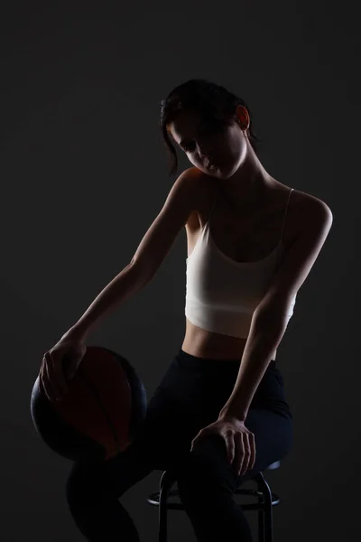 Adolescente Com Basquete Retrato Estúdio Iluminado Lateral Contra Fundo Escuro — Fotografia de Stock