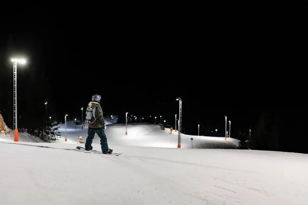 Snowboardåkare Som Poserar Backen Nattskidåkning Vinterort — Stockfoto