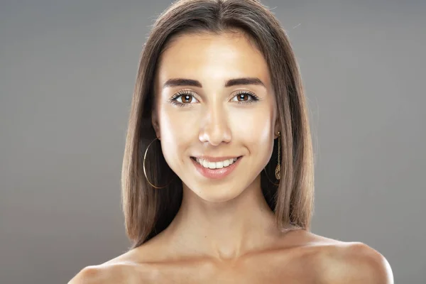 Hermosa Chica Morena Estudio Retrato Expresión Facial Sonriente — Foto de Stock