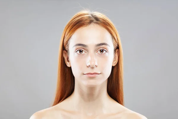 Schöne Dunkel Gebrannte Orangefarbene Haare Mädchen Das Die Kamera Schaut — Stockfoto