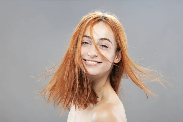 Hermosa Chica Pelo Ventoso Naranja Oscuro Quemado Sonriendo Retrato Estudio — Foto de Stock