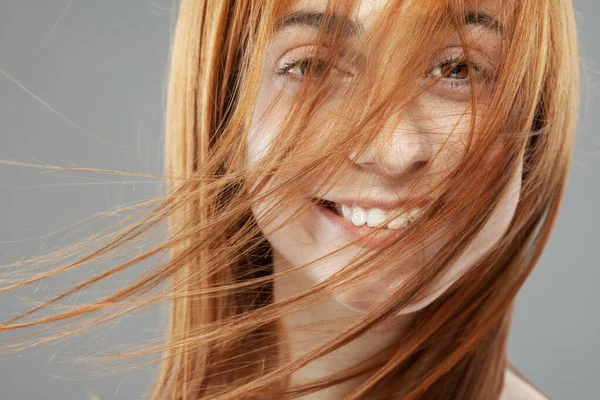 Hermosa Chica Pelo Ventoso Naranja Oscuro Quemado Sonriendo Retrato Estudio —  Fotos de Stock