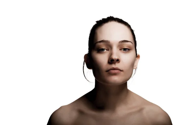 白い背景を持つ美しい若い女性のスタジオポートレート — ストック写真