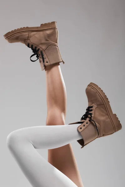 Sexy Pernas Femininas Usando Botas Uma Perna Com Leggings Brancos — Fotografia de Stock