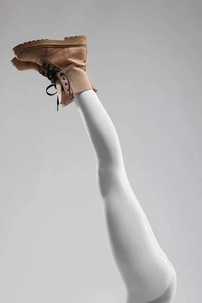 Sexy Pernas Femininas Com Leggings Brancos Botas Impermeáveis — Fotografia de Stock
