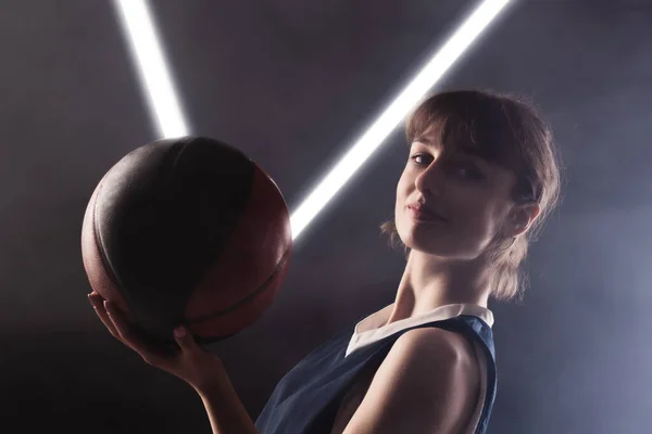 Krásná Holka Basketbalem Boční Osvětlené Studio Portrét Proti Mlze Pozadí — Stock fotografie