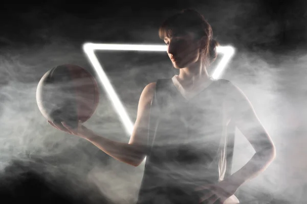 Schöne Mädchen Mit Basketball Seitenbeleuchtetes Studioporträt Vor Nebelhintergrund Mit Weißen — Stockfoto