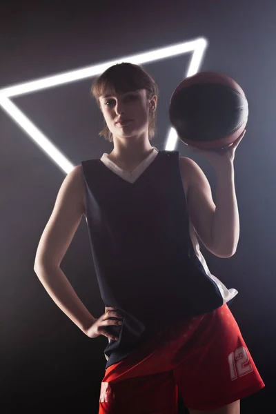 Mooi Meisje Met Basketbal Zijverlicht Studio Portret Tegen Mist Achtergrond — Stockfoto