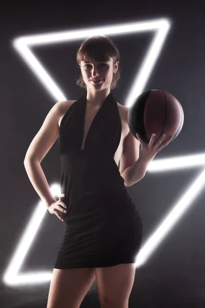 Schöne Mädchen Einem Schicken Schwarzen Kleid Mit Basketball Studioporträt Vor — Stockfoto
