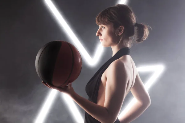 Mooi Meisje Een Chique Zwarte Jurk Die Basketbal Vasthoudt Studio — Stockfoto