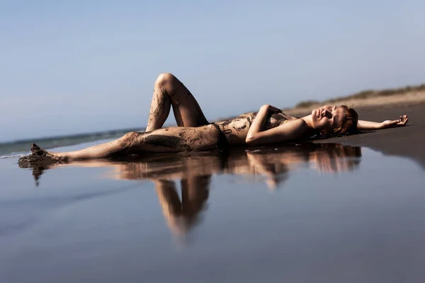 Corpo Feminino Sexy Coberto Areia Menina Uma Praia Com Reflexo — Fotografia de Stock