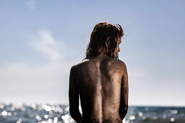 Menina Sexy Sentado Uma Praia Corpo Coberto Areia — Fotografia de Stock