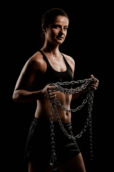 Chica Fuerte Ajuste Con Cadena Metal Tirando Posando Sobre Fondo — Foto de Stock