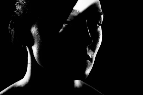 工作室的肖像一个美丽的年轻女子与阴影在她的脸上 在黑暗的背景下 黑白照片 — 图库照片