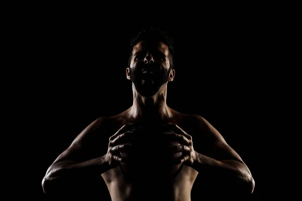 Koszykarz Trzyma Piłkę Czarnym Tle Boczne Oświetlenie Muskularne Biały Mężczyzna — Zdjęcie stockowe