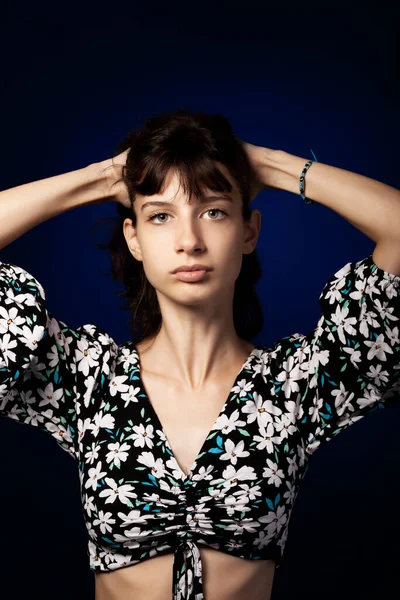 Hermosa Joven Posando Estudio Sobre Fondo Azul Oscuro —  Fotos de Stock