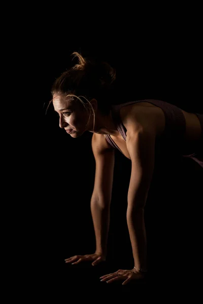 Fit Frau Praktiziert Yoga Posen Seite Beleuchtete Hälfte Silhouette Mädchen — Stockfoto