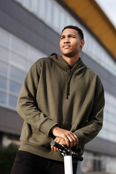 Młody Afroamerykanin Mężczyzna Casual Ubrania Pozowanie Skuter Elektryczny — Zdjęcie stockowe