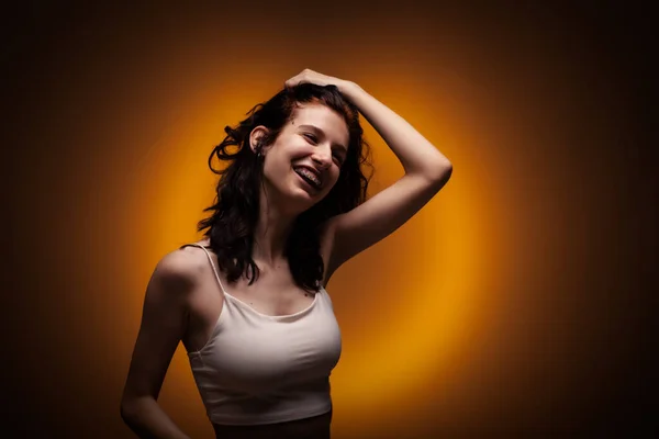 Adolescente Con Frenos Dentales Estudio Retrato Sobre Fondo Color Naranja —  Fotos de Stock