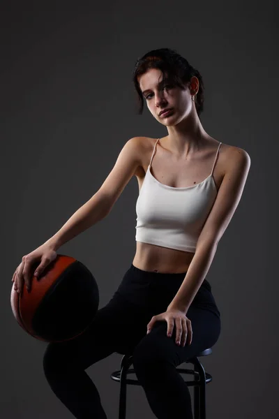 Adolescente Avec Basket Portrait Studio Éclairé Latéralement Sur Fond Sombre — Photo